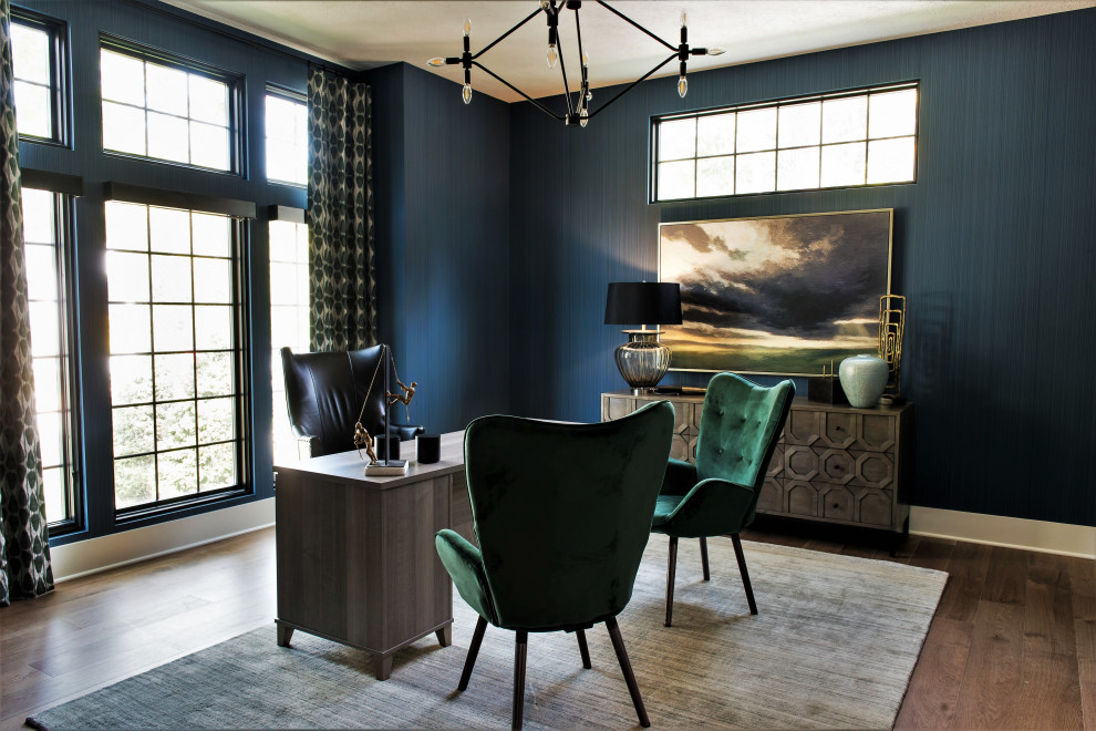 Mittelgroßes Modernes Arbeitszimmer ohne Kamin mit Studio, blauer Wandfarbe, braunem Holzboden und freistehendem Schreibtisch in Indianapolis
