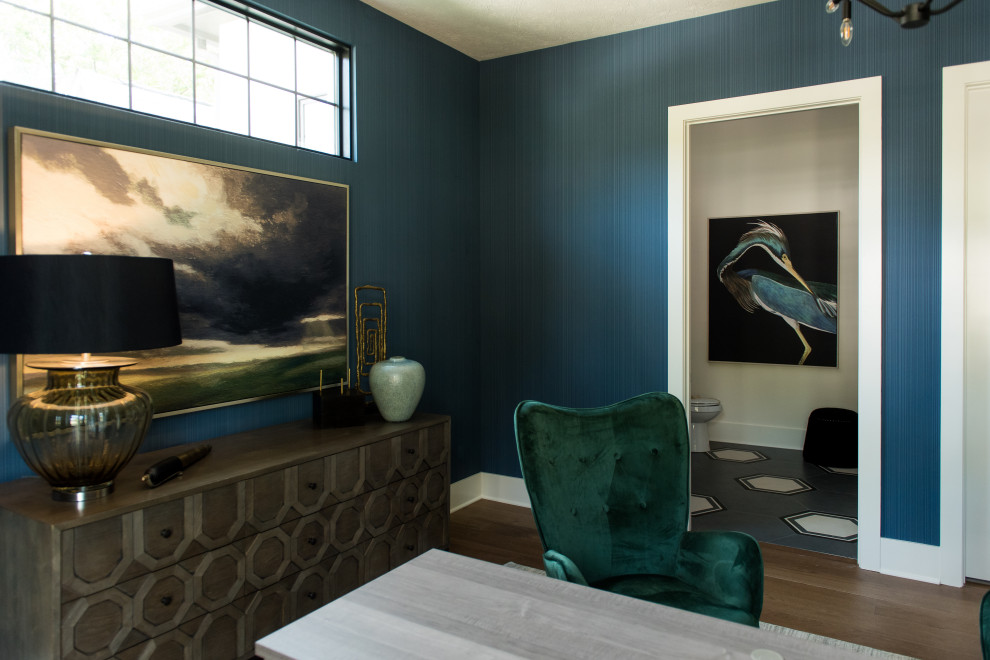 Пример оригинального дизайна: домашняя мастерская среднего размера в стиле модернизм с синими стенами, паркетным полом среднего тона и отдельно стоящим рабочим столом без камина