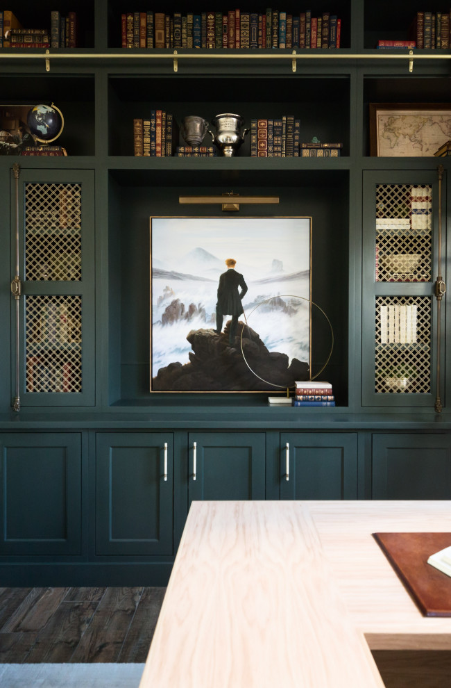 Imagen de despacho clásico de tamaño medio sin chimenea con biblioteca, paredes blancas, suelo de madera oscura, escritorio independiente y suelo marrón