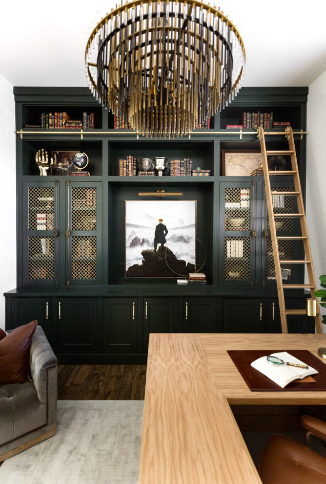 Ejemplo de despacho tradicional de tamaño medio sin chimenea con biblioteca, paredes blancas, suelo de madera oscura, escritorio independiente y suelo marrón