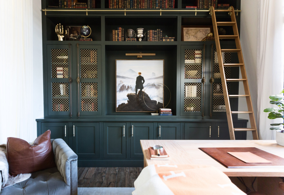 Cette photo montre un bureau chic de taille moyenne avec une bibliothèque ou un coin lecture, un mur blanc, parquet foncé, aucune cheminée, un bureau indépendant et un sol marron.