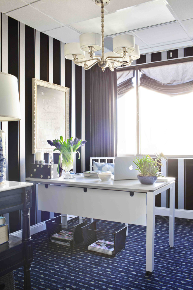 Inspiration för ett mellanstort funkis hemmastudio, med flerfärgade väggar, heltäckningsmatta och ett inbyggt skrivbord
