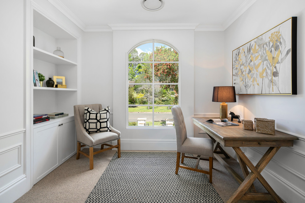 Großes Modernes Arbeitszimmer mit weißer Wandfarbe, Teppichboden, freistehendem Schreibtisch und beigem Boden in Sydney