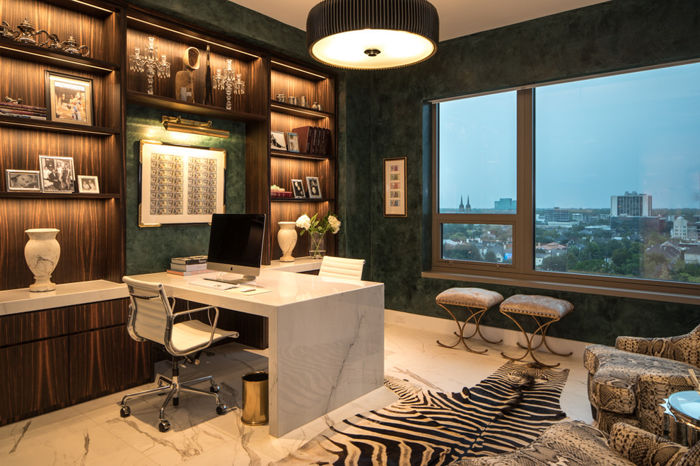 ヒューストンにある中くらいなコンテンポラリースタイルのおしゃれな書斎 (緑の壁、磁器タイルの床、造り付け机、白い床) の写真