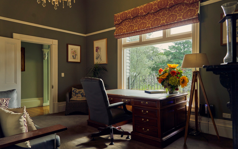 メルボルンにあるラグジュアリーな巨大なトラディショナルスタイルのおしゃれなホームオフィス・書斎 (青い壁、カーペット敷き、青い床) の写真