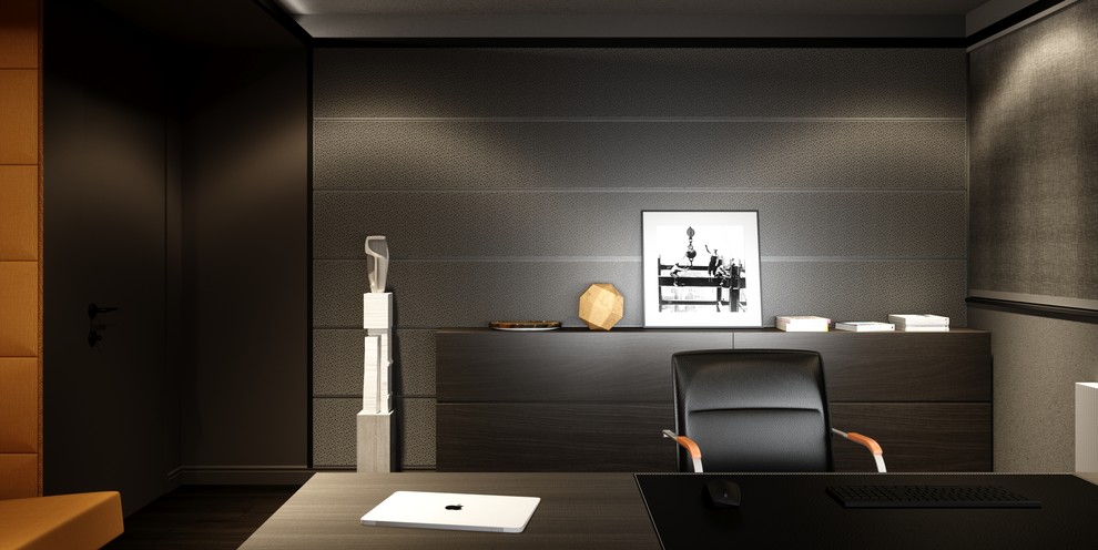 Cette image montre un grand bureau design de type studio avec un mur gris, parquet foncé, un bureau indépendant et un sol marron.