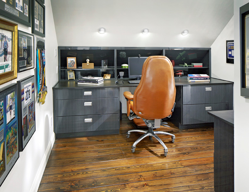 Mittelgroßes Modernes Arbeitszimmer mit Arbeitsplatz, weißer Wandfarbe, dunklem Holzboden und Einbau-Schreibtisch in Dallas