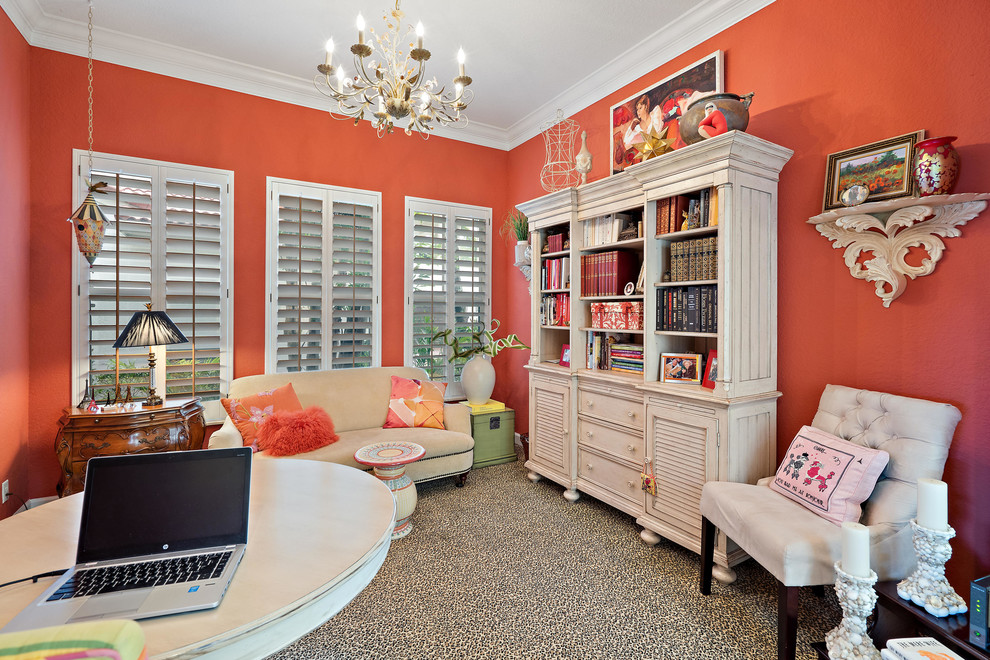 マイアミにある低価格の中くらいなトラディショナルスタイルのおしゃれな書斎 (オレンジの壁、カーペット敷き、自立型机、マルチカラーの床) の写真