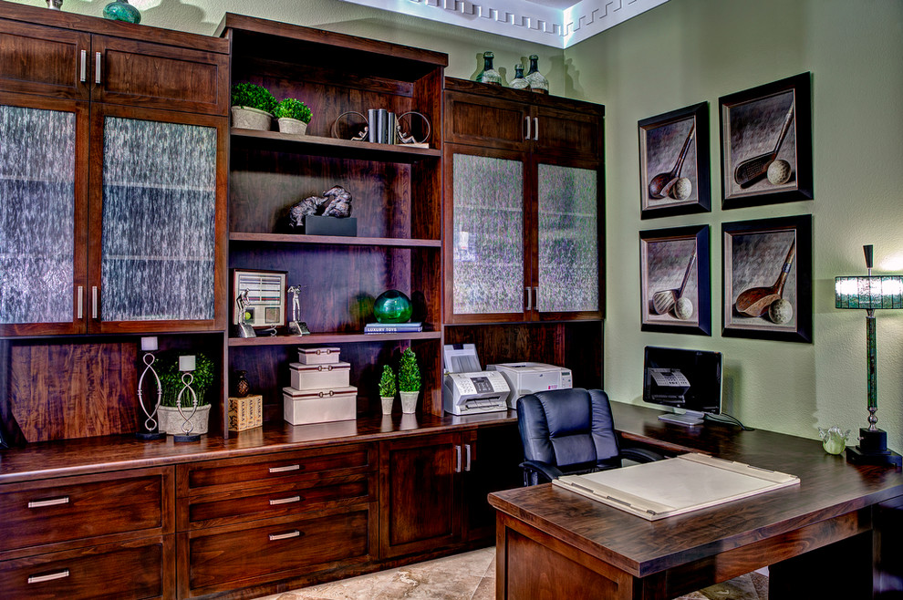 Bild på ett mellanstort funkis hemmabibliotek, med gröna väggar, klinkergolv i porslin och ett inbyggt skrivbord