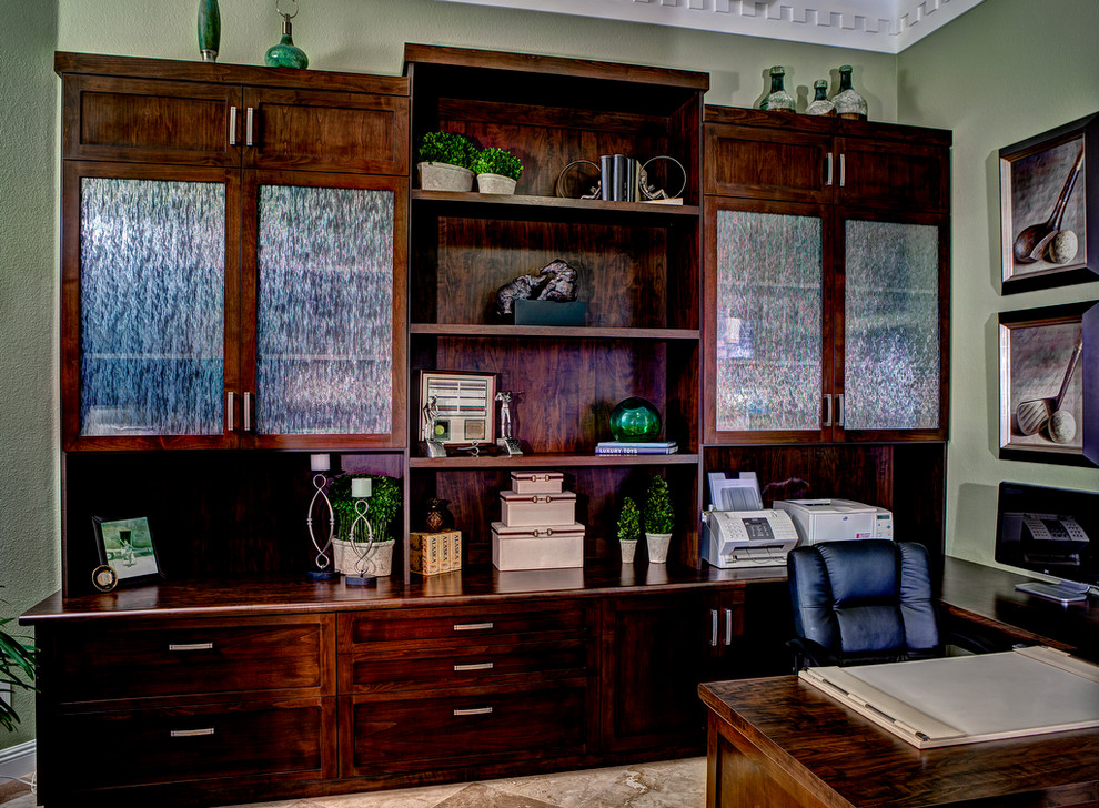 Aménagement d'un bureau contemporain de taille moyenne avec un mur vert, un sol en carrelage de porcelaine et un bureau intégré.