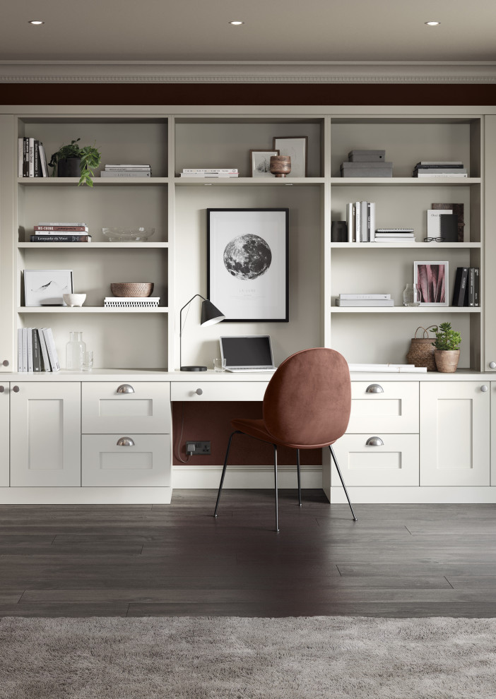 Exemple d'un bureau chic de taille moyenne avec un mur rouge, un sol en bois brun, un bureau intégré et un sol marron.