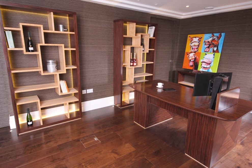 Modelo de despacho actual de tamaño medio con paredes marrones, suelo de madera oscura y escritorio independiente