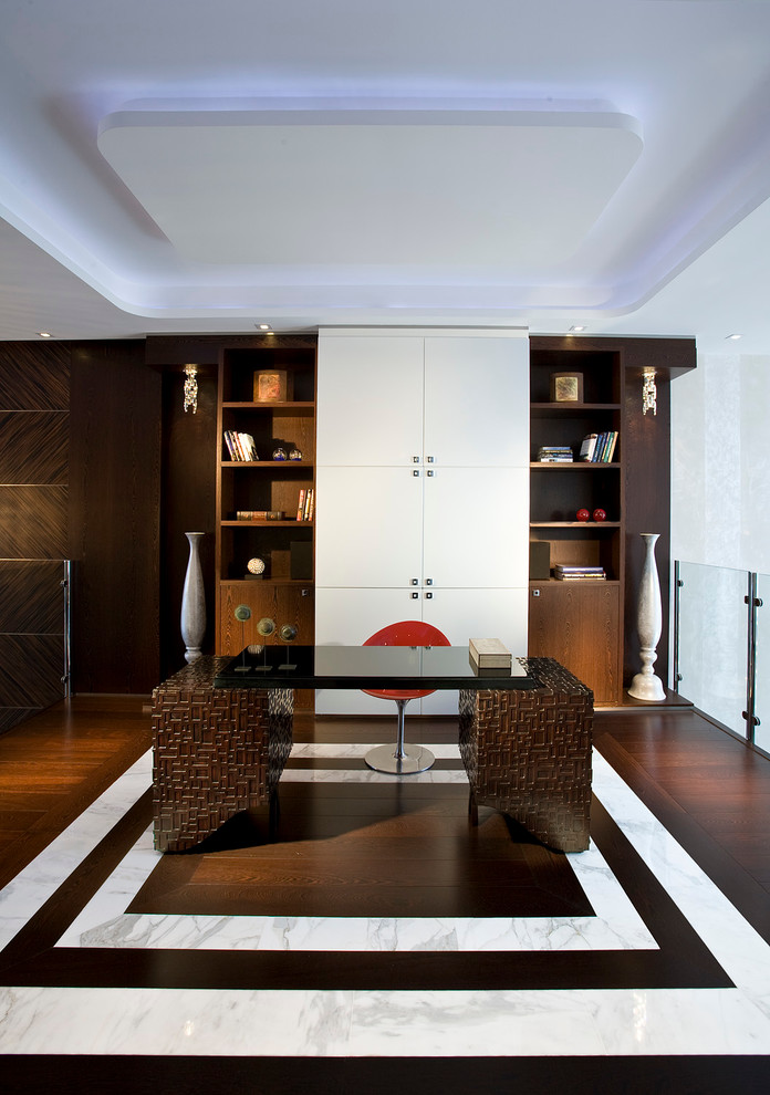 Cette photo montre un grand bureau tendance avec un mur blanc, parquet foncé, un bureau indépendant et un sol multicolore.