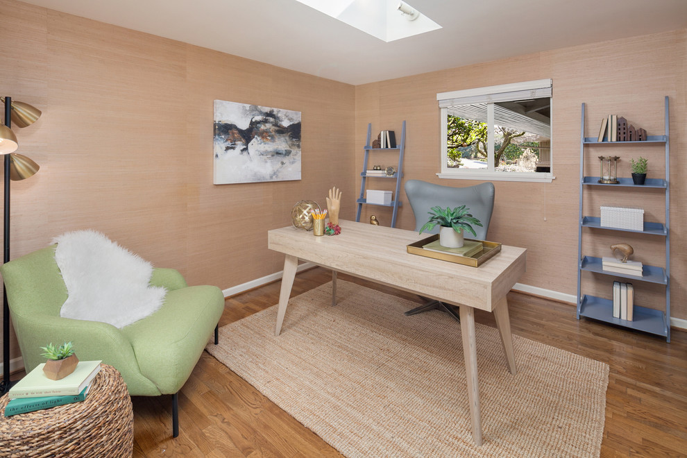 Diseño de despacho retro de tamaño medio sin chimenea con paredes beige, suelo de madera en tonos medios y escritorio independiente