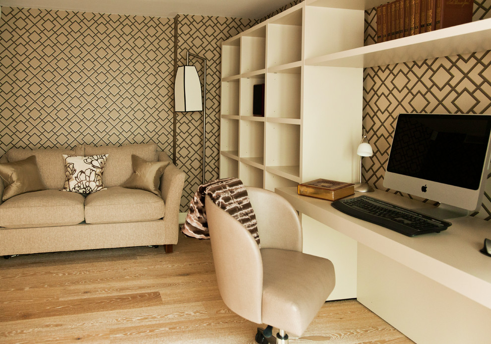 Mittelgroßes Modernes Arbeitszimmer ohne Kamin mit Arbeitsplatz, hellem Holzboden, Einbau-Schreibtisch und bunten Wänden in London