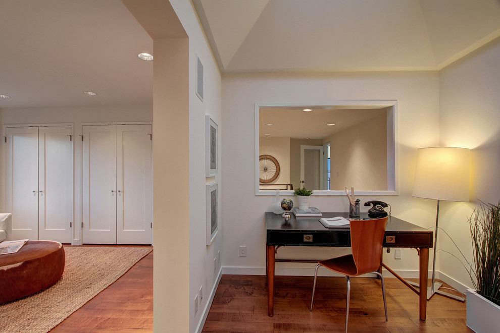 Ejemplo de despacho clásico renovado de tamaño medio con paredes blancas, suelo de madera en tonos medios y escritorio independiente