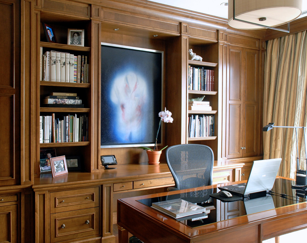 Esempio di un grande ufficio classico con pareti marroni, nessun camino, scrivania autoportante e pavimento in legno massello medio