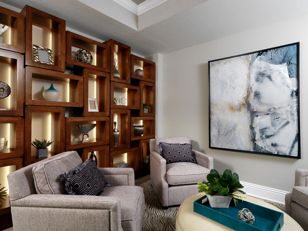 Imagen de despacho minimalista grande sin chimenea con paredes beige y moqueta