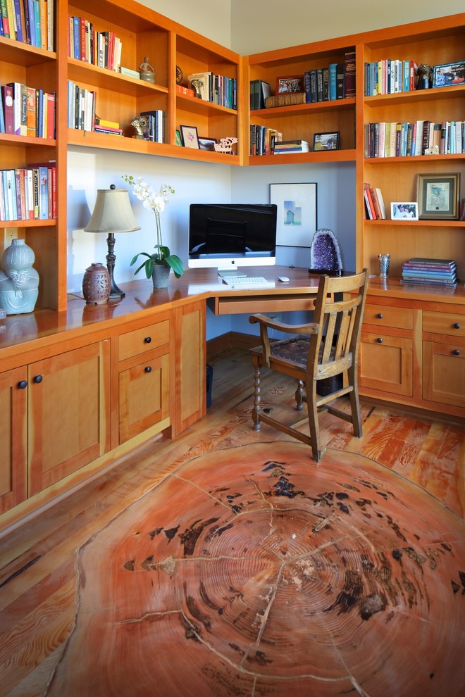 Kleines Rustikales Arbeitszimmer mit Arbeitsplatz, weißer Wandfarbe, braunem Holzboden und Einbau-Schreibtisch in Portland