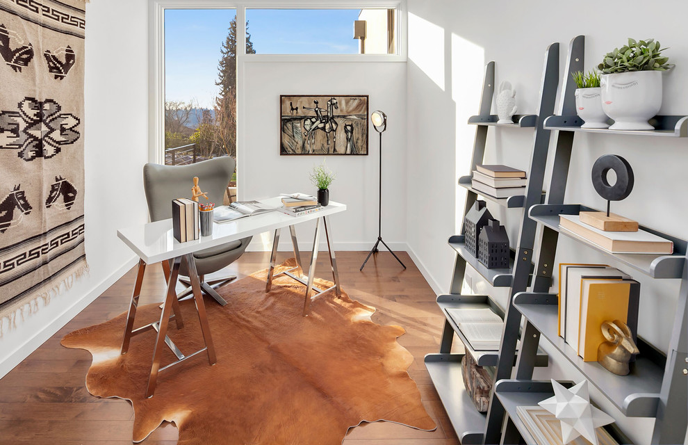 シアトルにあるコンテンポラリースタイルのおしゃれな書斎 (白い壁、濃色無垢フローリング、自立型机、茶色い床) の写真