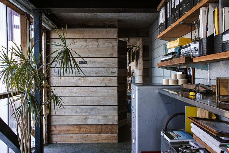 Foto di un ufficio eclettico di medie dimensioni con scrivania incassata e pavimento beige