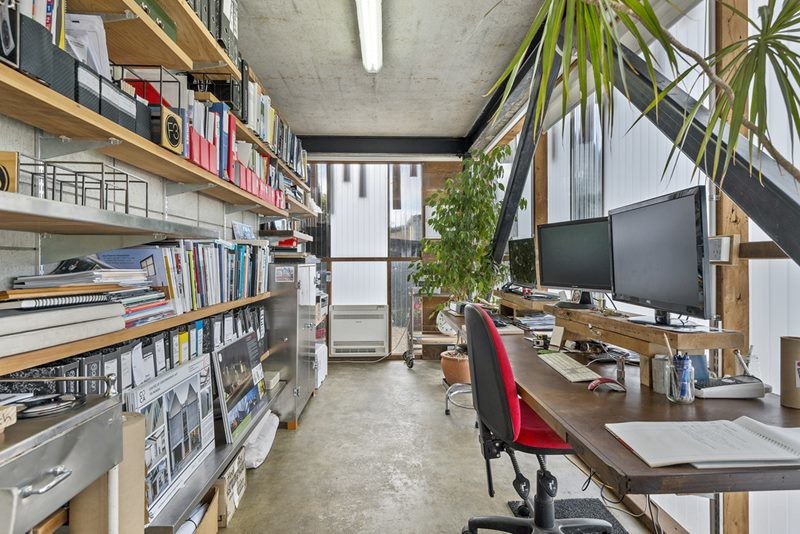 Ejemplo de despacho bohemio de tamaño medio con escritorio empotrado y suelo beige
