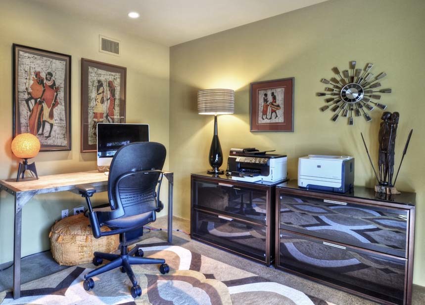 Stilmix Arbeitszimmer ohne Kamin mit Arbeitsplatz, gelber Wandfarbe, Betonboden und freistehendem Schreibtisch in Orange County