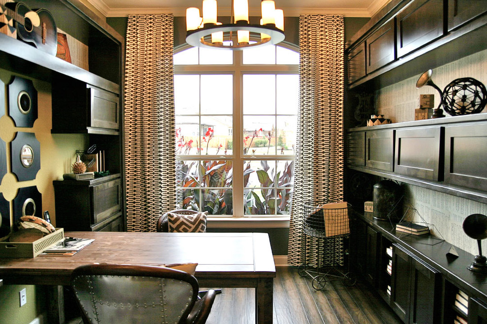 オースティンにあるトラディショナルスタイルのおしゃれなホームオフィス・書斎 (自立型机) の写真