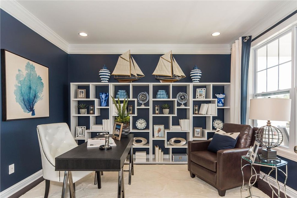 Idée de décoration pour un bureau marin avec un mur bleu et un bureau indépendant.