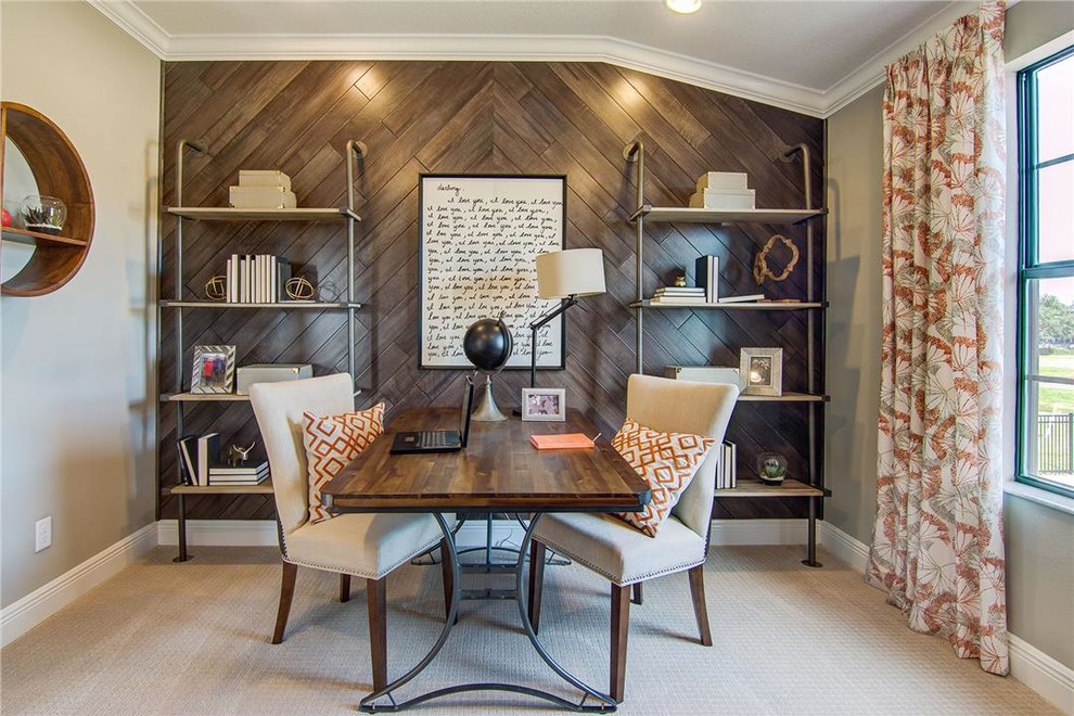 На фото: кабинет в стиле неоклассика (современная классика) с серыми стенами и ковровым покрытием
