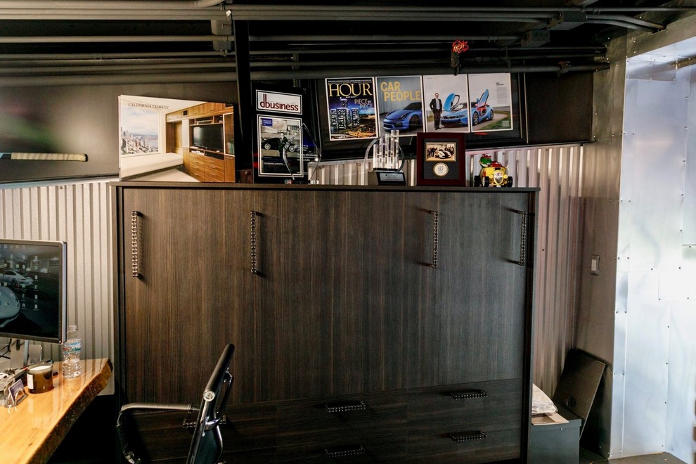 デトロイトにある小さなインダストリアルスタイルのおしゃれなアトリエ・スタジオ (グレーの壁、暖炉なし、自立型机) の写真