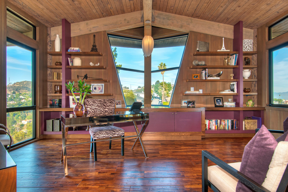 Foto de despacho actual con paredes marrones, suelo de madera en tonos medios, escritorio independiente y suelo marrón