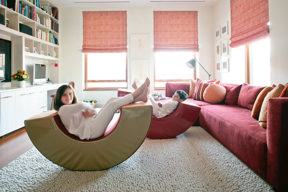 Mittelgroßes Modernes Lesezimmer ohne Kamin mit weißer Wandfarbe, braunem Holzboden und Einbau-Schreibtisch in New York