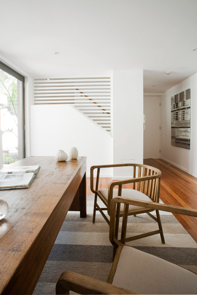 Источник вдохновения для домашнего уюта: кабинет среднего размера в стиле модернизм с белыми стенами, паркетным полом среднего тона и отдельно стоящим рабочим столом