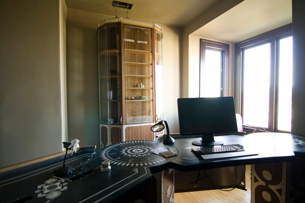 Arbeitszimmer mit Einbau-Schreibtisch in San Francisco
