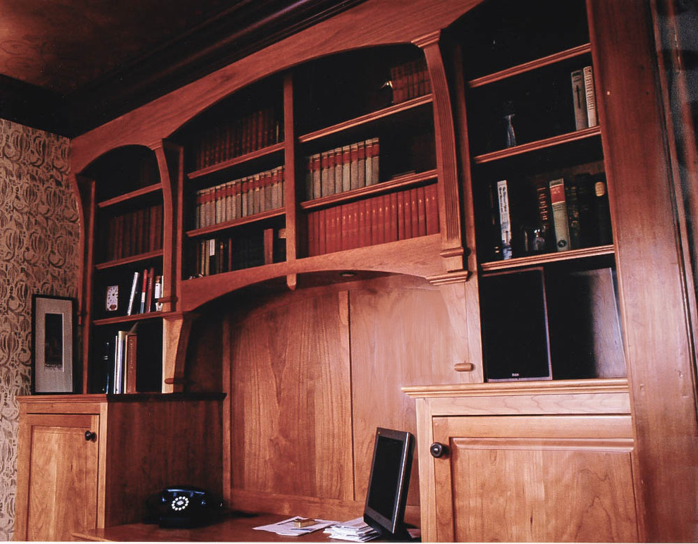 Idéer för mellanstora vintage hemmabibliotek, med ett inbyggt skrivbord