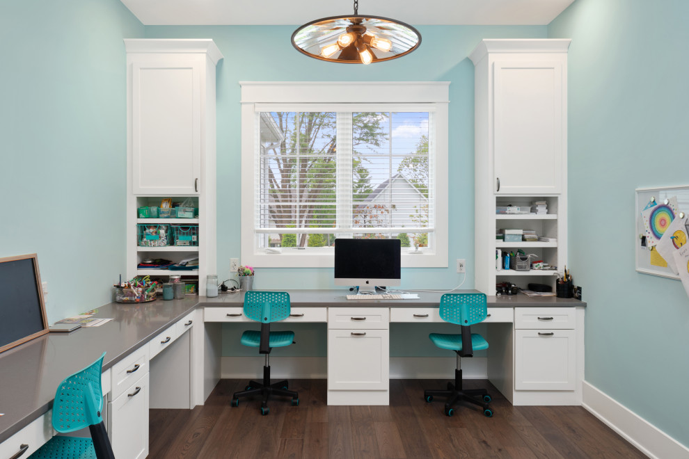 Стильный дизайн: кабинет в стиле кантри с встроенным рабочим столом - последний тренд