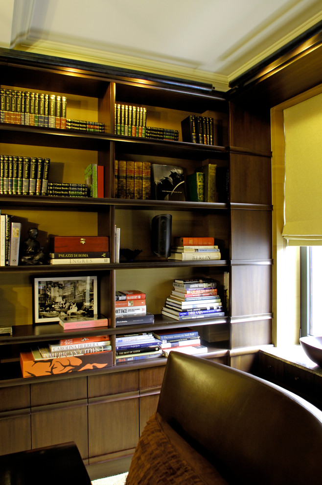 Ejemplo de despacho actual de tamaño medio sin chimenea con moqueta, paredes beige y escritorio independiente