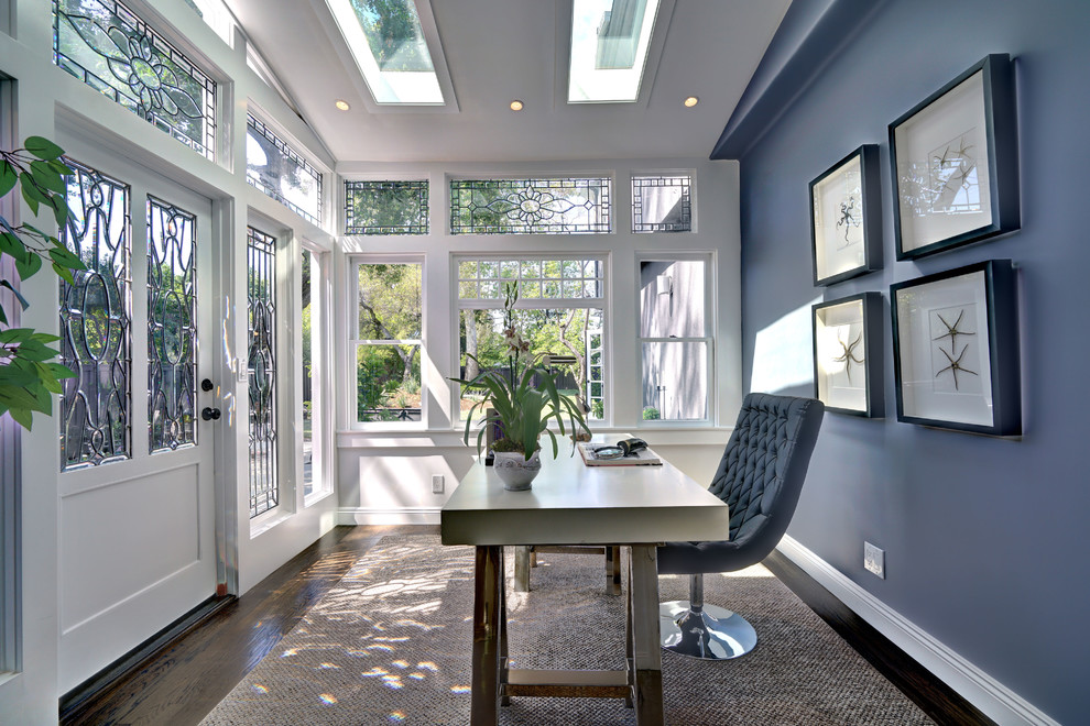 Esempio di uno studio tradizionale di medie dimensioni con pareti blu, parquet scuro, scrivania autoportante, pavimento marrone e nessun camino
