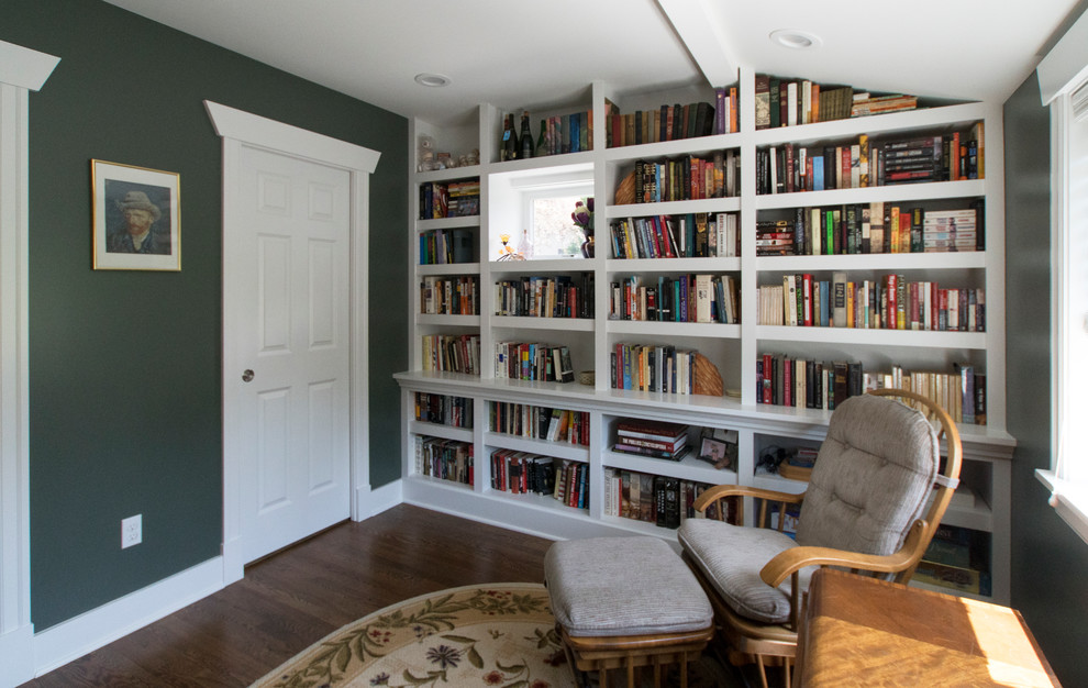 Idées déco pour un grand bureau craftsman avec une bibliothèque ou un coin lecture, un mur vert et parquet foncé.
