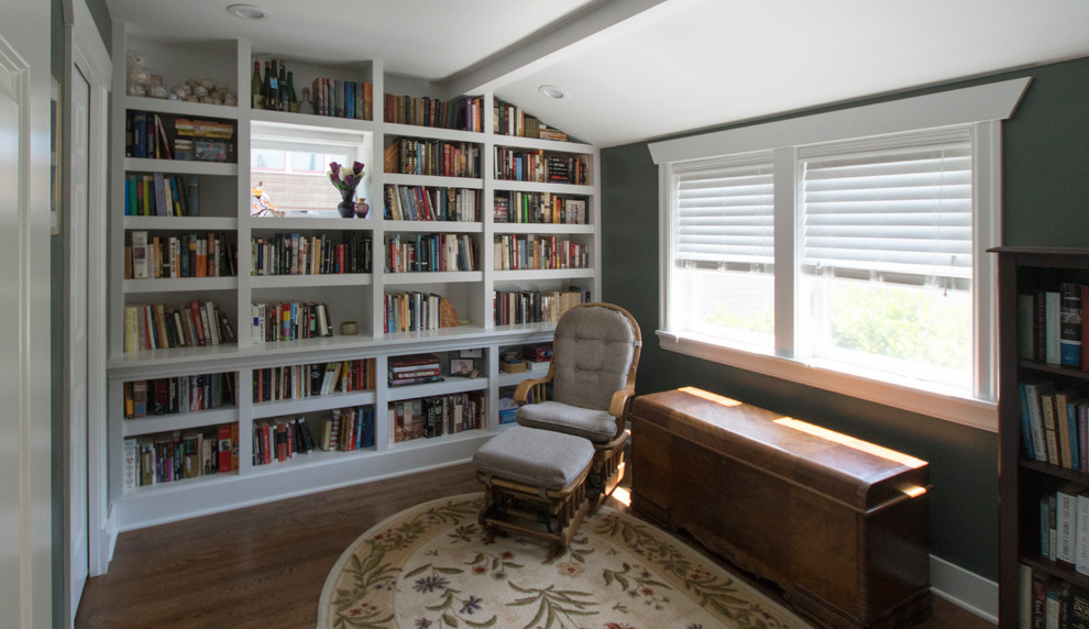 Idée de décoration pour un grand bureau craftsman avec une bibliothèque ou un coin lecture, un mur vert et parquet foncé.