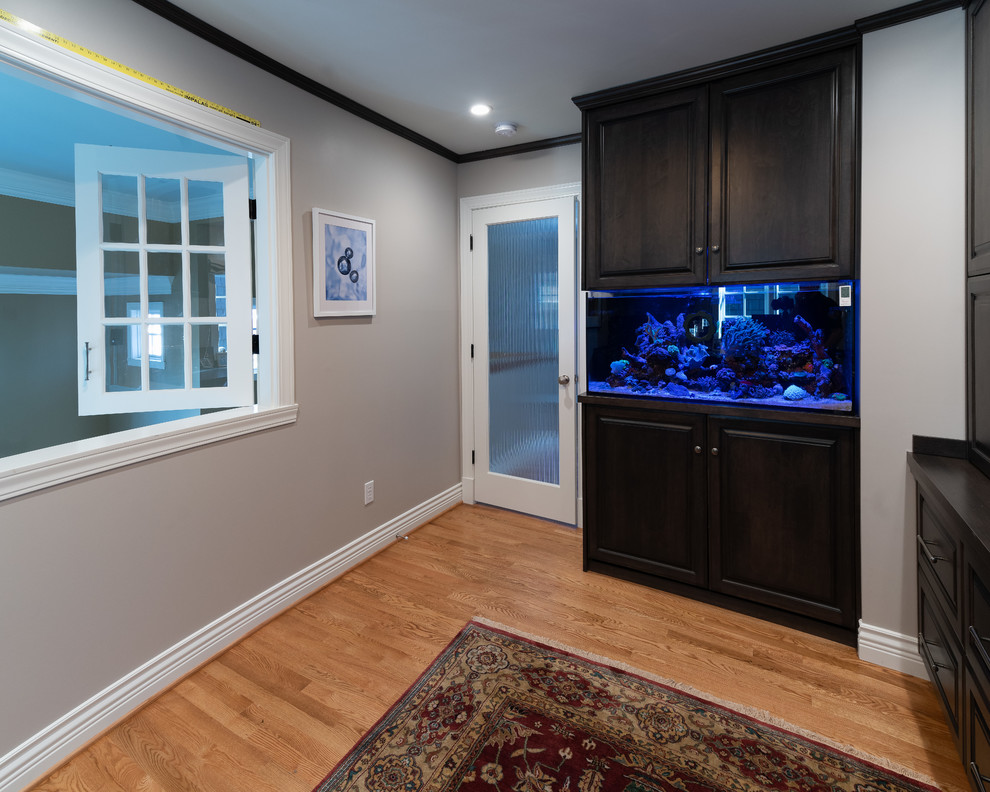 Mittelgroßes Klassisches Arbeitszimmer mit Studio, Einbau-Schreibtisch, beiger Wandfarbe, braunem Holzboden und braunem Boden in Seattle