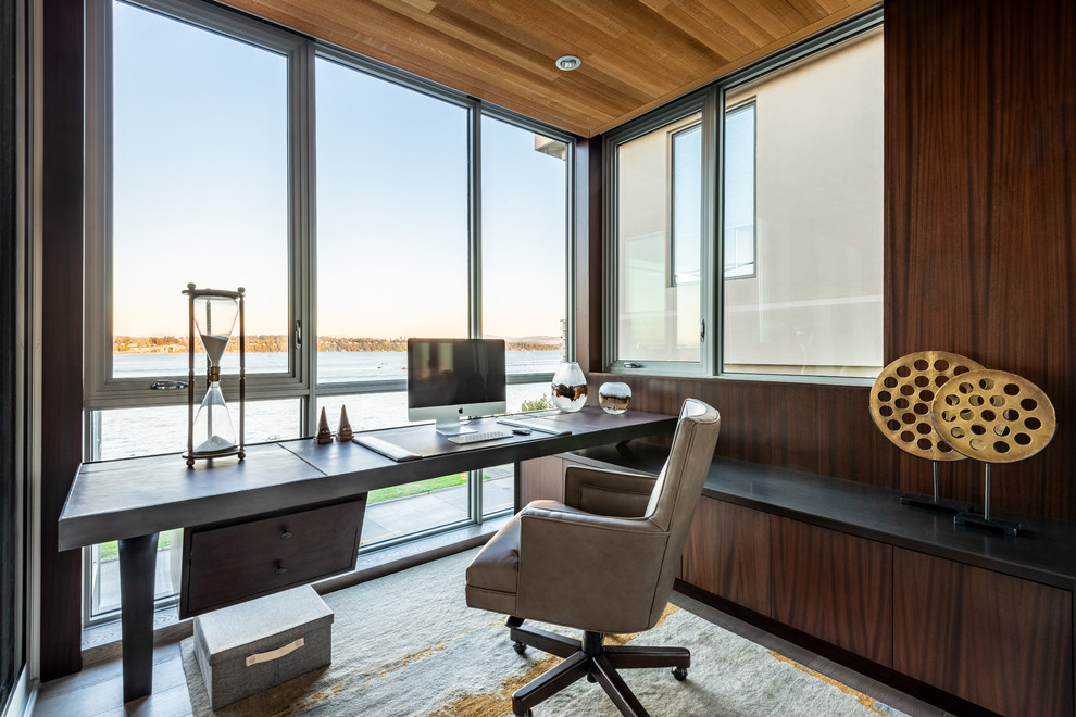 Idéer för ett modernt arbetsrum, med bruna väggar, ett fristående skrivbord och grått golv