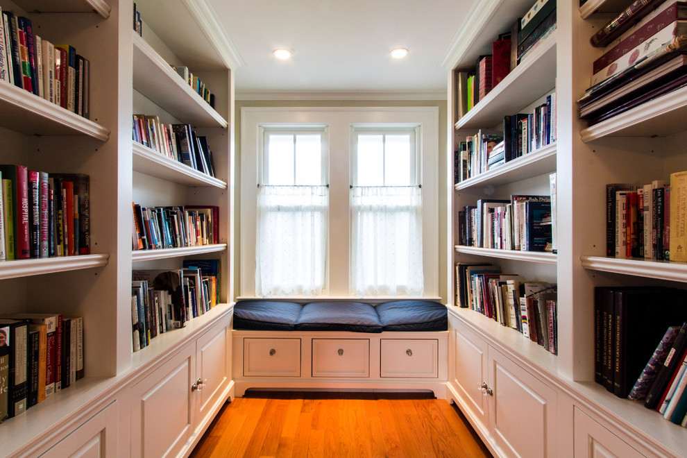 Источник вдохновения для домашнего уюта: кабинет среднего размера в классическом стиле с белыми стенами и паркетным полом среднего тона