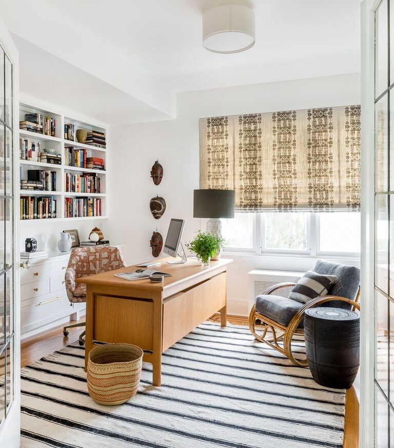 Ejemplo de despacho retro de tamaño medio sin chimenea con paredes blancas, suelo de madera en tonos medios, escritorio independiente y suelo marrón