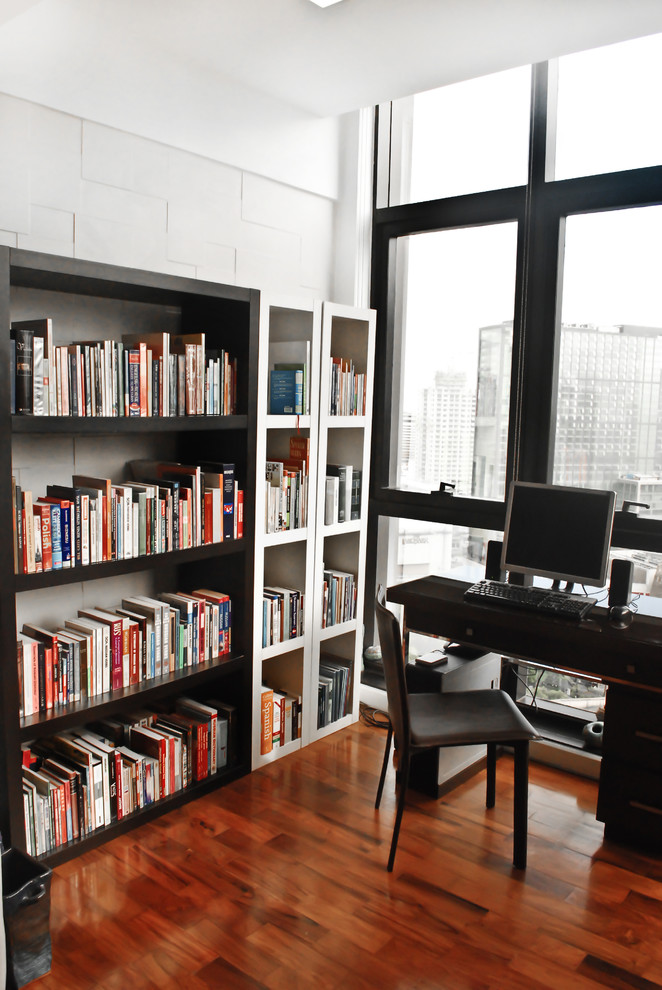 Inspiration pour un bureau design avec un mur blanc, un sol en bois brun et un bureau indépendant.