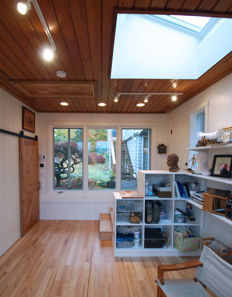 Kleines Modernes Arbeitszimmer ohne Kamin mit Studio, weißer Wandfarbe und hellem Holzboden in Sonstige