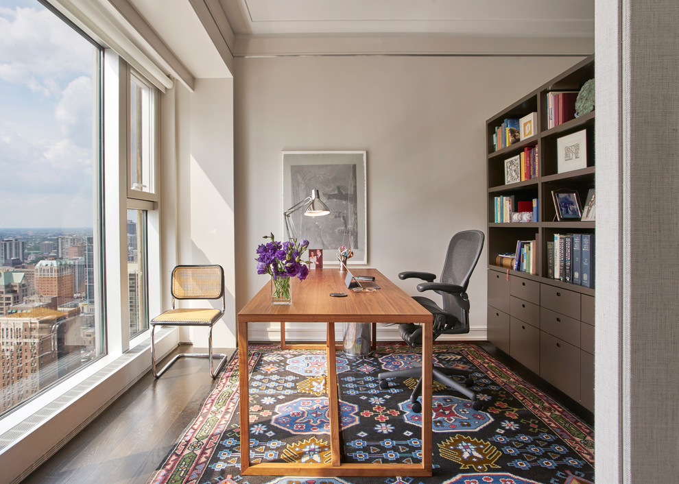 シカゴにある高級な小さなコンテンポラリースタイルのおしゃれなホームオフィス・書斎 (グレーの壁、濃色無垢フローリング、自立型机、茶色い床) の写真