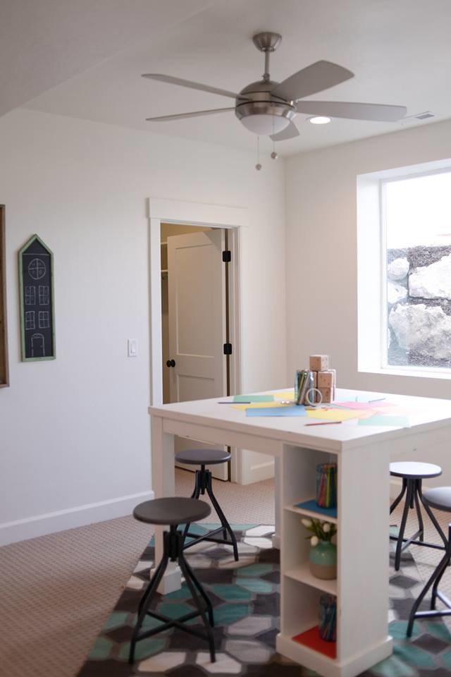 Imagen de sala de manualidades de estilo de casa de campo de tamaño medio sin chimenea con paredes blancas, moqueta, escritorio independiente y suelo beige