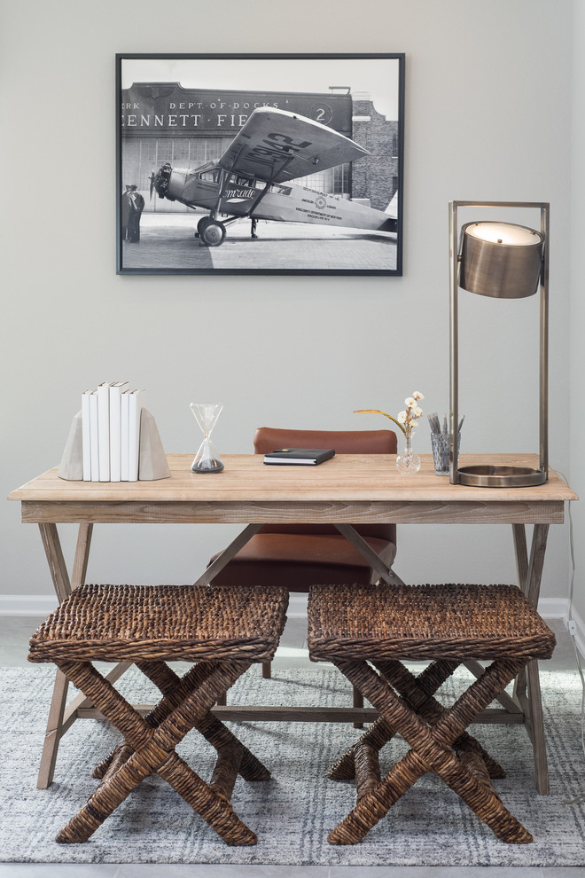 Imagen de despacho de estilo de casa de campo de tamaño medio con paredes grises, suelo de baldosas de porcelana, escritorio independiente y suelo gris